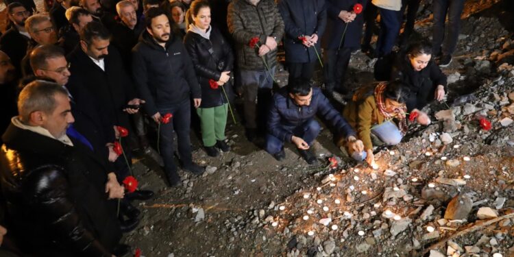 Amed’de depremde hayatını kaybedenler unutulmadı