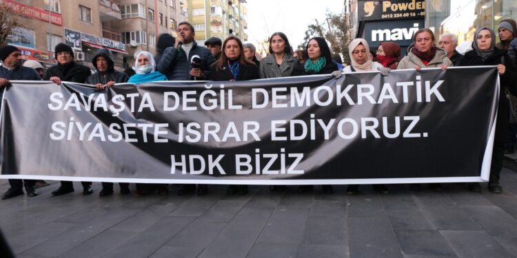 Amed’den seslendiler: Komplocular kaybedecek HDK kazanacak