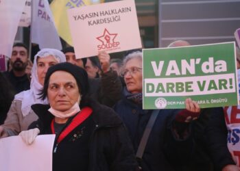 ‘Wan halkı 14-0’lık sonuçla demokrasi dersi verdi’