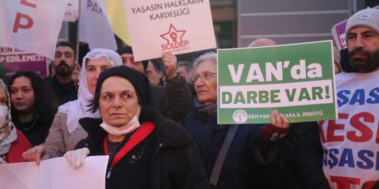 ‘Wan halkı 14-0’lık sonuçla demokrasi dersi verdi’