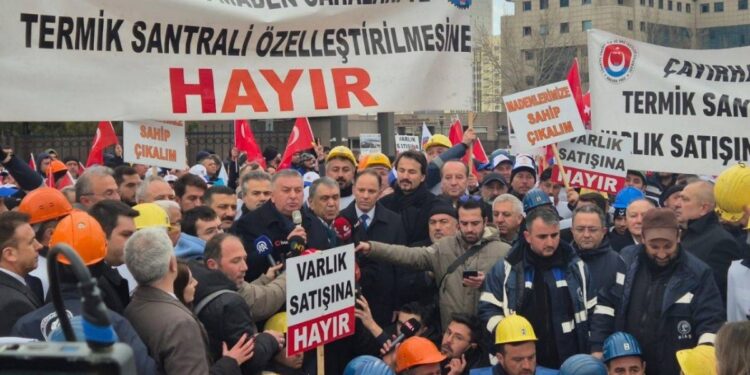 Özelleştirmeye karşı yürüyüş bakanlık önüne son buldu