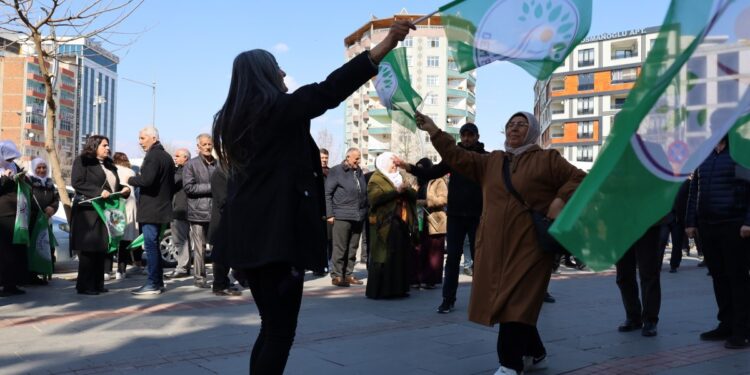 Binler Amed’e akıyor