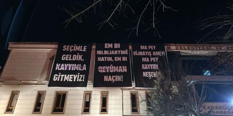 Dêp Belediyesi’ne kayyım pankartı ablukası: Halk belediye önünde