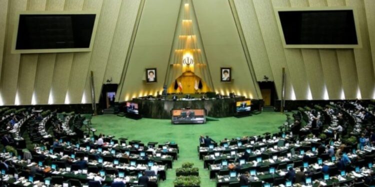 İran Parlamentosu ulusal ve yerel dillerde eğitimi reddetti