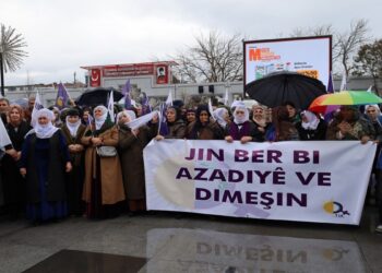 Kadınlar öncülüğünde komplo protestosu