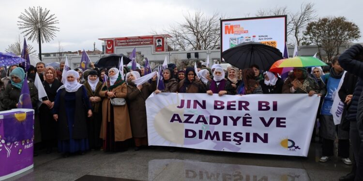 Kadınlar öncülüğünde komplo protestosu