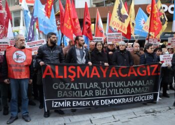 Gözaltı ve tutuklamalar İzmir’de protesto edildi