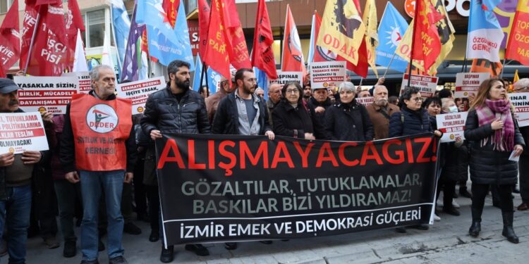 Gözaltı ve tutuklamalar İzmir’de protesto edildi