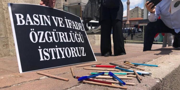 ‘AKP 1980 darbesi pratiklerini uyguluyor’