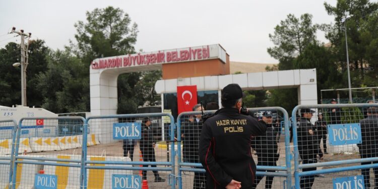 Kayyım Mêrdîn’de 62 işçiyi daha işten çıkardı