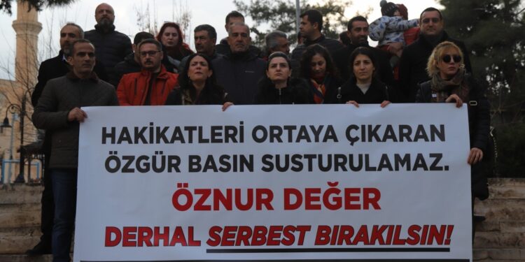 Gazetecinin darp edilmesine karşı yapılan açıklamaya soruşturma