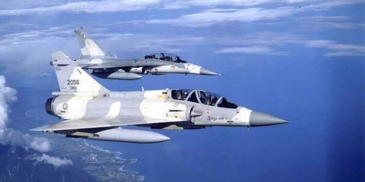 Fransa, Ukrayna’ya 2000-5 tipi savaş uçakları teslim etti