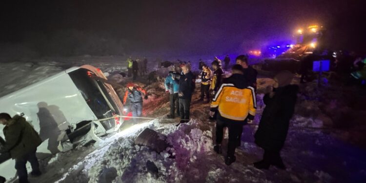 Çewlîg-Amed yolunda kaza: En az 4 ölü 32 yaralı