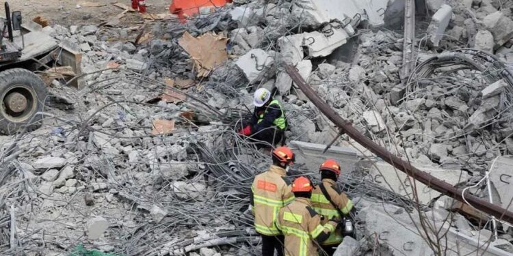 Güney Kore’de otoyol inşaatı çöktü: 4 ölü, 6 yaralı