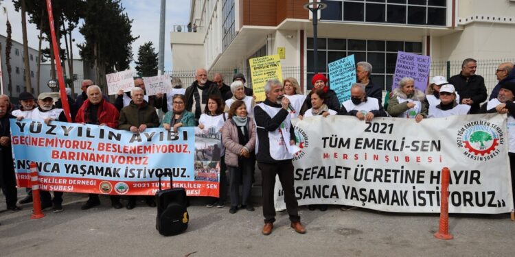Emeklilerin protestosunda ‘Sefalet’ oyunu sahnelendi