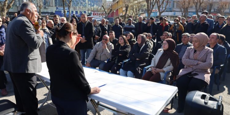 Sêrt Belediye Meclisi bina önünde toplandı