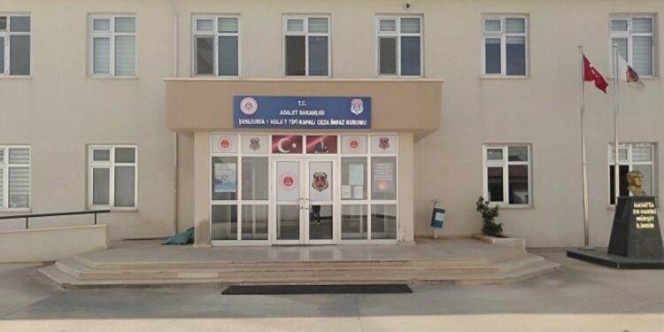 Tutsaklara kelepçeli muayene dayatması