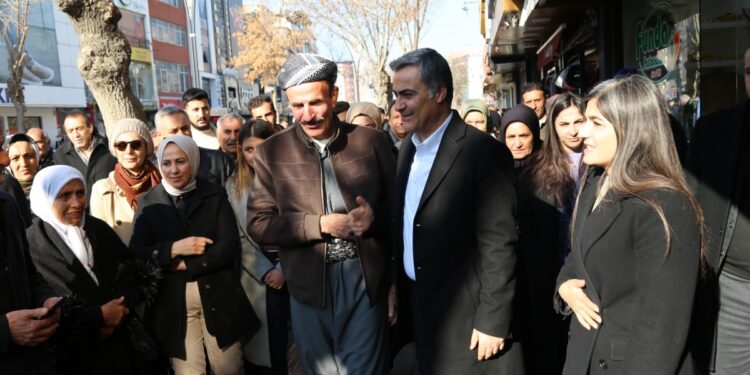 Wan’da esnaf ziyaretinde yoğun ilgi