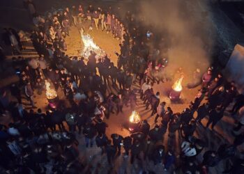 Wan’da halk geceyi belediyenin önünde geçirdi