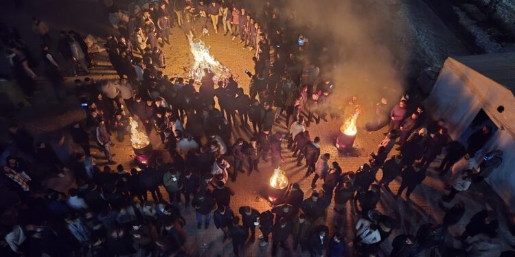 Wan’da halk geceyi belediyenin önünde geçirdi