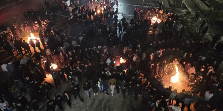 Binlerce kişi belediye önünde: İşgalcilere yol vermeyeceğiz