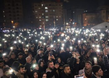 Wan direnişinde tarihi anlar: On binler belediyenin önünde