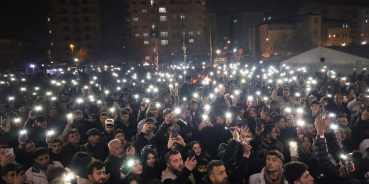 Wan direnişinde tarihi anlar: On binler belediyenin önünde