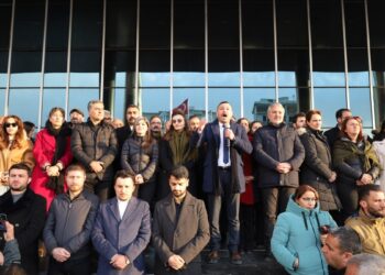 Wan Barosu ve ÖHD belediye önünde: Bu hukuksuzluktan vazgeçin