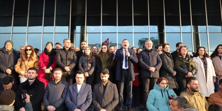 Wan Barosu ve ÖHD belediye önünde: Bu hukuksuzluktan vazgeçin