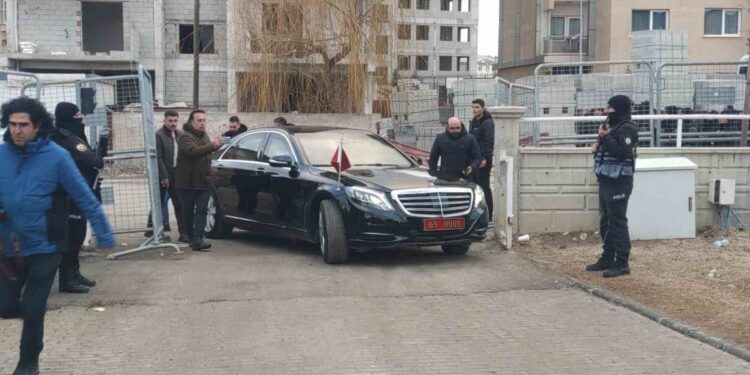 Kayyım ve yönetimi “Hırsız var” sloganları arasında belediyeye girdi