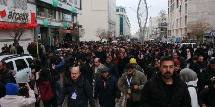 Wan’da binlerce kişi irade gaspına karşı yürüdü