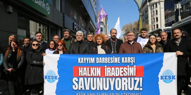 ‘Wan halkı seçme seçilme hakkından azade mi?’