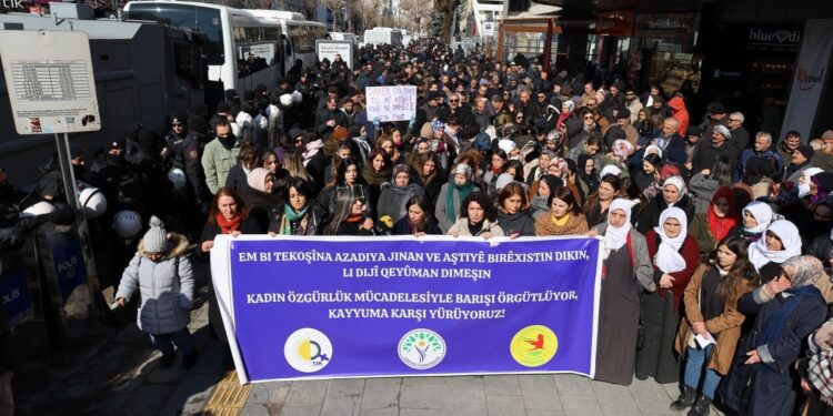 Kadınlardan ‘özgürlük mücadelesiyle barışı örgütlüyoruz’ yürüyüşü