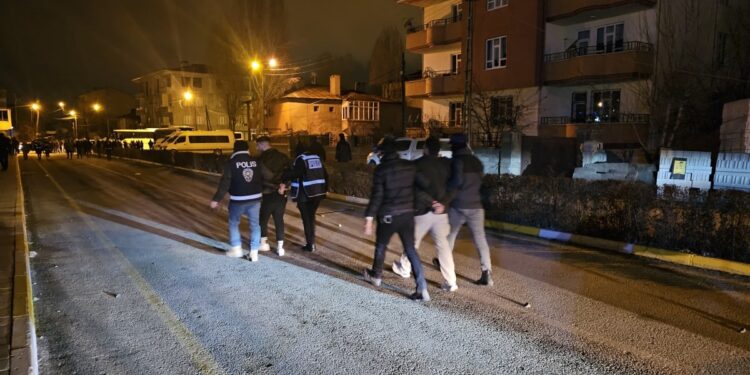Belediyeye polis baskını: Gazetecilere gözaltı