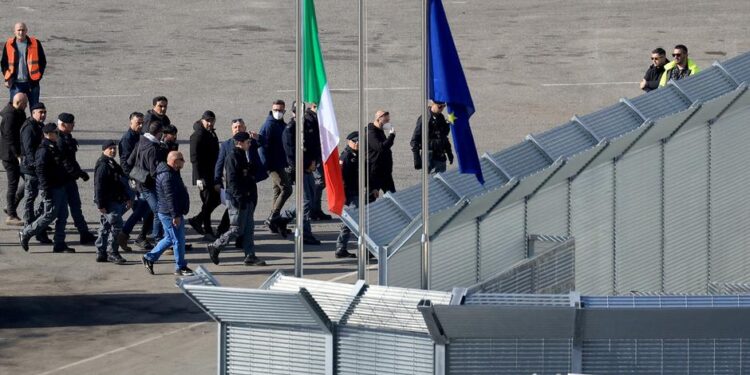 İtalya Arnavutluk'a gönderdiği göçmenleri geri aldı