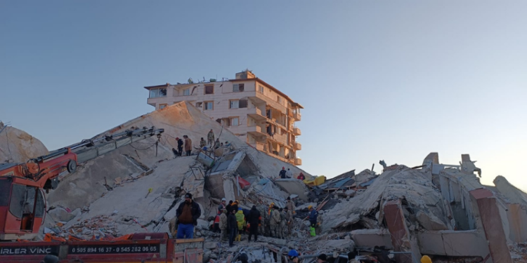 69 kişinin hayatını kaybettiği sitenin davasında 3 sanığa yakalama kararı