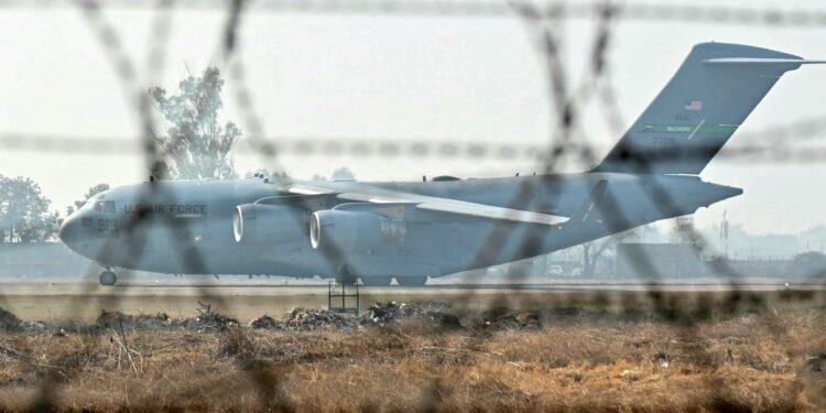 ABD, sınır dışı kararı verilen 104 Hindistanlı göçmeni geri gönderdi