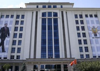 AKP'de Açılış Krizi, Kritik İsmin İstifası Alındı