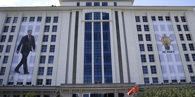 AKP'de Açılış Krizi, Kritik İsmin İstifası Alındı