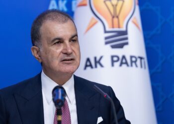 AKP’li Ömer Çelik: YPG de silah bırakmalıdır