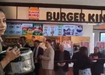 AKP’liler Boykot Kararını Tanımadı: Burger King Şubesini Dualar Eşliğinde Açtılar