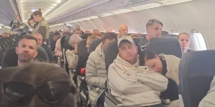 Acil İniş Yapan Rus Uçağındaki Yolcuların Polonya'da Uçaktan İniş Yapmasına İzin verilmedi