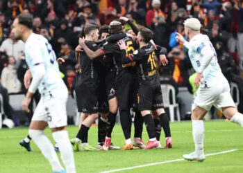 Adana Demirspor, Galatasaray maçında sahadan çekildi
