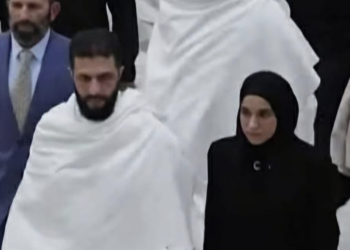 Ahmed Şara’nın eşi Latife Dürabi Mekke’de ortaya çıktı: Eski Başbakan’ın ailesinden