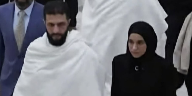 Ahmed Şara’nın eşi Latife Dürabi Mekke’de ortaya çıktı: Eski Başbakan’ın ailesinden