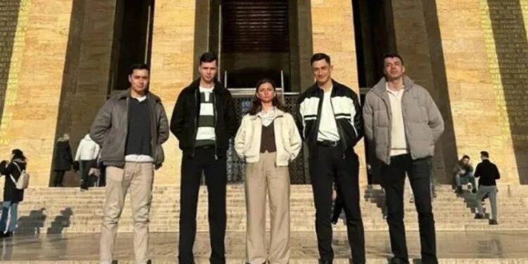 Ahmet Hakan 'bu pozdan' rahatsız olmuş!