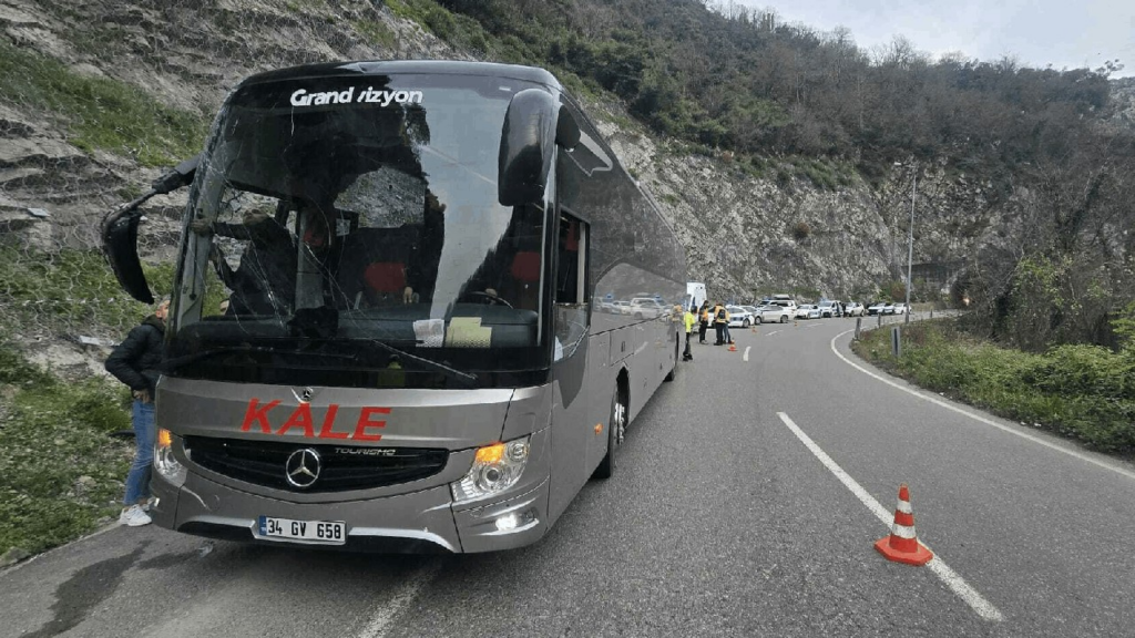 Ankara-Zonguldak Karayolunda Otobüs Tünele Çarptı, 3 Yaralı