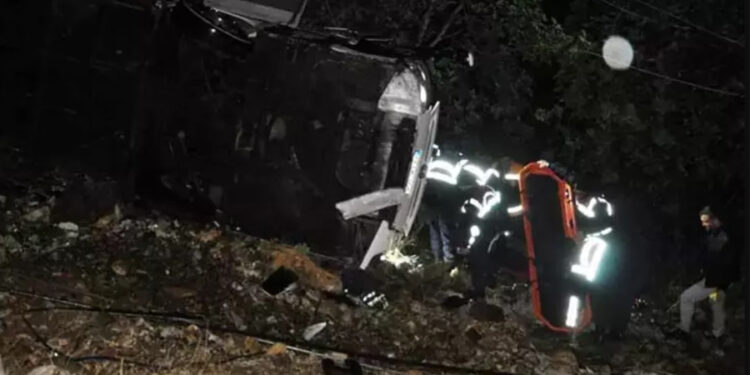 Antalya’da yolcu otobüsü uçurumdan yuvarlandı: 10’u ağır, 28 yaralı