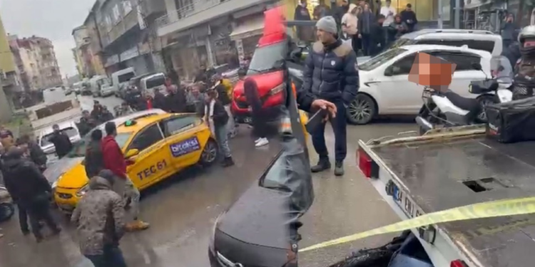 Aynasını Kıran Motokuryeyi Aracıyla Ezmeye Çalıştı! Linç Edilmekten Zor Kurtuldu