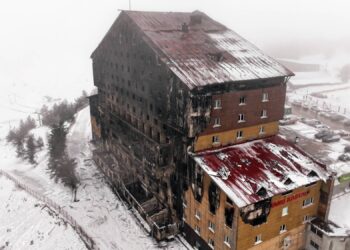 Bakan Ersoy, Kartalkaya'daki yangını bilmesine rağmen sabah kahvesini içip spora gitti